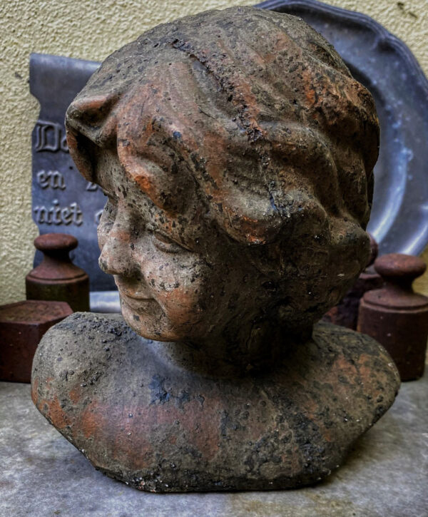 Prachtige gestileerde buste van kinderhoofdje – Exquisite stylized child bust in stoneware – Renaissance style