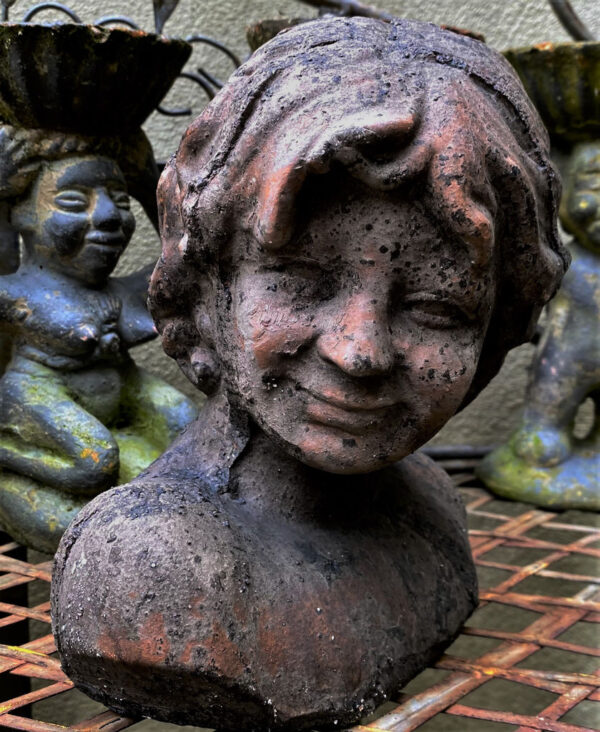 Prachtige gestileerde buste van kinderhoofdje – Exquisite stylized child bust in stoneware – Renaissance style