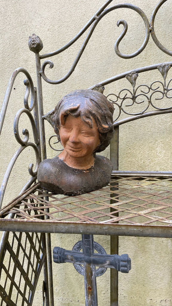 Prachtige gestileerde buste van kinderhoofdje – Exquisite stylized child bust in stoneware – Renaissance style