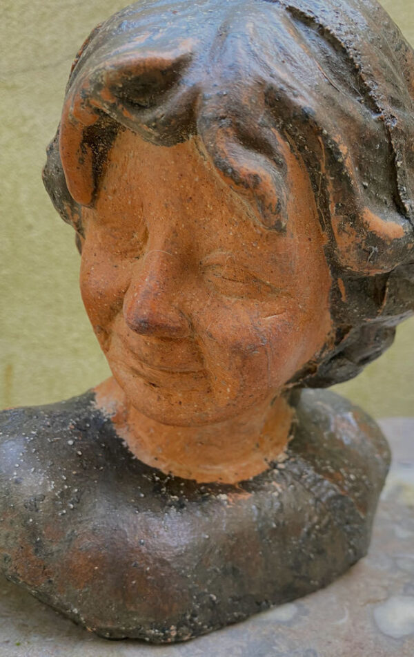 Prachtige gestileerde buste van kinderhoofdje – Exquisite stylized child bust in stoneware – Renaissance style