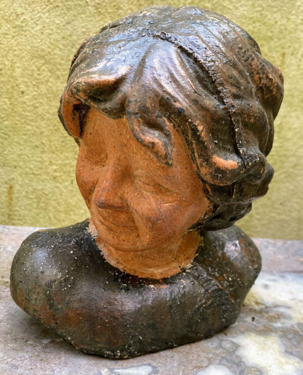 Prachtige gestileerde buste van kinderhoofdje – Exquisite stylized child bust in stoneware – Renaissance style