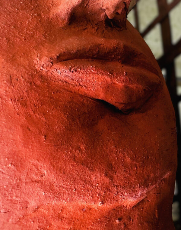 Prachtige terracotta hoofdsculptuur in Kinart-stijl – Exquisite terracotta head sculpture in Kinart style – 20th C
