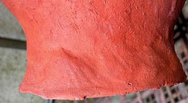 Prachtige terracotta hoofdsculptuur in Kinart-stijl – Exquisite terracotta head sculpture in Kinart style – 20th C