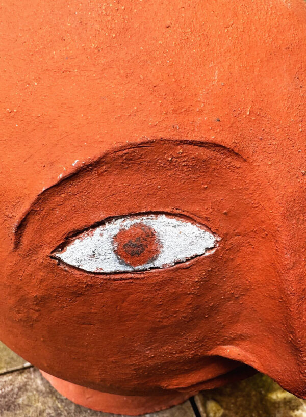 Prachtige terracotta hoofdsculptuur in Kinart-stijl – Exquisite terracotta head sculpture in Kinart style – 20th C