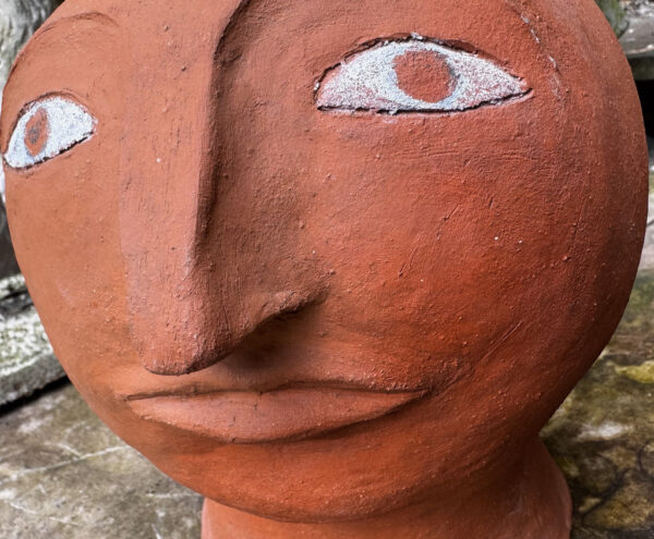 Prachtige terracotta hoofdsculptuur in Kinart-stijl – Exquisite terracotta head sculpture in Kinart style – 20th C