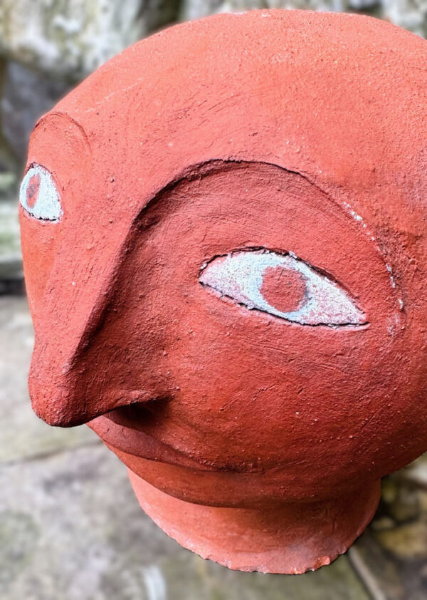 Prachtige terracotta hoofdsculptuur in Kinart-stijl – Exquisite terracotta head sculpture in Kinart style – 20th C