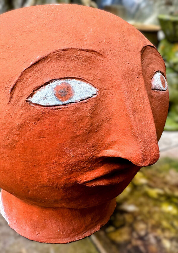 Prachtige terracotta hoofdsculptuur in Kinart-stijl – Exquisite terracotta head sculpture in Kinart style – 20th C