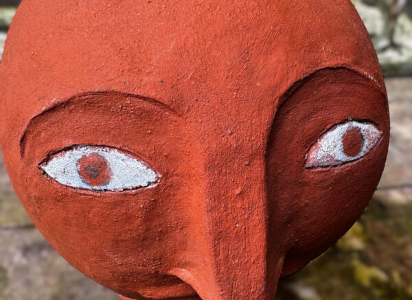 Prachtige terracotta hoofdsculptuur in Kinart-stijl – Exquisite terracotta head sculpture in Kinart style – 20th C