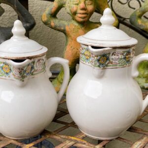 Frans melkkannetjesduo ca. 1920 – Steengoed met gouden accenten en bloemenband | French stoneware milk jug duo c.1920 – Gold accents & floral band