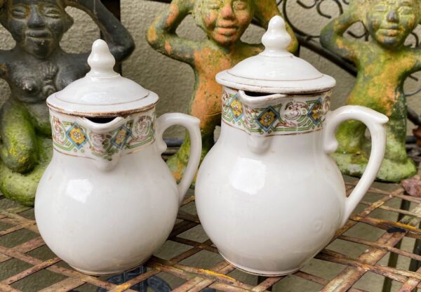 Frans melkkannetjesduo ca. 1920 – Steengoed met gouden accenten en bloemenband | French stoneware milk jug duo c.1920 – Gold accents & floral band