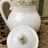 Frans melkkannetjesduo ca. 1920 – Steengoed met gouden accenten en bloemenband | French stoneware milk jug duo c.1920 – Gold accents & floral band