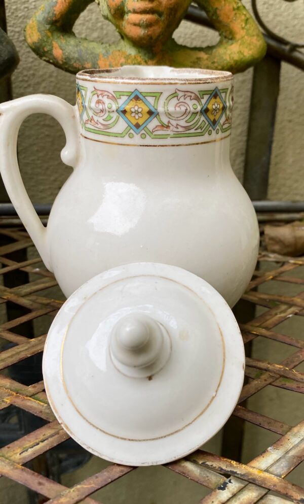 Frans melkkannetjesduo ca. 1920 – Steengoed met gouden accenten en bloemenband | French stoneware milk jug duo c.1920 – Gold accents & floral band