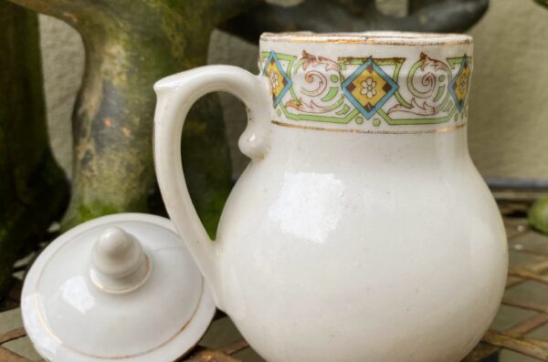 Frans melkkannetjesduo ca. 1920 – Steengoed met gouden accenten en bloemenband | French stoneware milk jug duo c.1920 – Gold accents & floral band