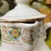 Frans melkkannetjesduo ca. 1920 – Steengoed met gouden accenten en bloemenband | French stoneware milk jug duo c.1920 – Gold accents & floral band
