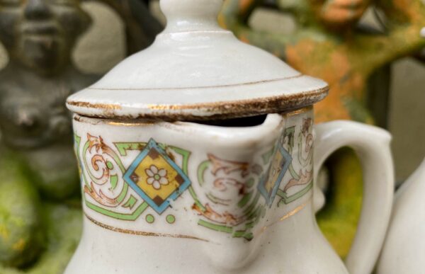 Frans melkkannetjesduo ca. 1920 – Steengoed met gouden accenten en bloemenband | French stoneware milk jug duo c.1920 – Gold accents & floral band