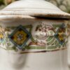 Frans melkkannetjesduo ca. 1920 – Steengoed met gouden accenten en bloemenband | French stoneware milk jug duo c.1920 – Gold accents & floral band