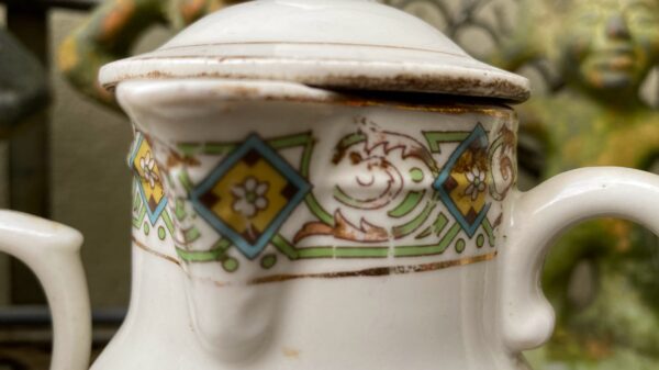 Frans melkkannetjesduo ca. 1920 – Steengoed met gouden accenten en bloemenband | French stoneware milk jug duo c.1920 – Gold accents & floral band