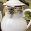 Frans melkkannetjesduo ca. 1920 – Steengoed met gouden accenten en bloemenband | French stoneware milk jug duo c.1920 – Gold accents & floral band