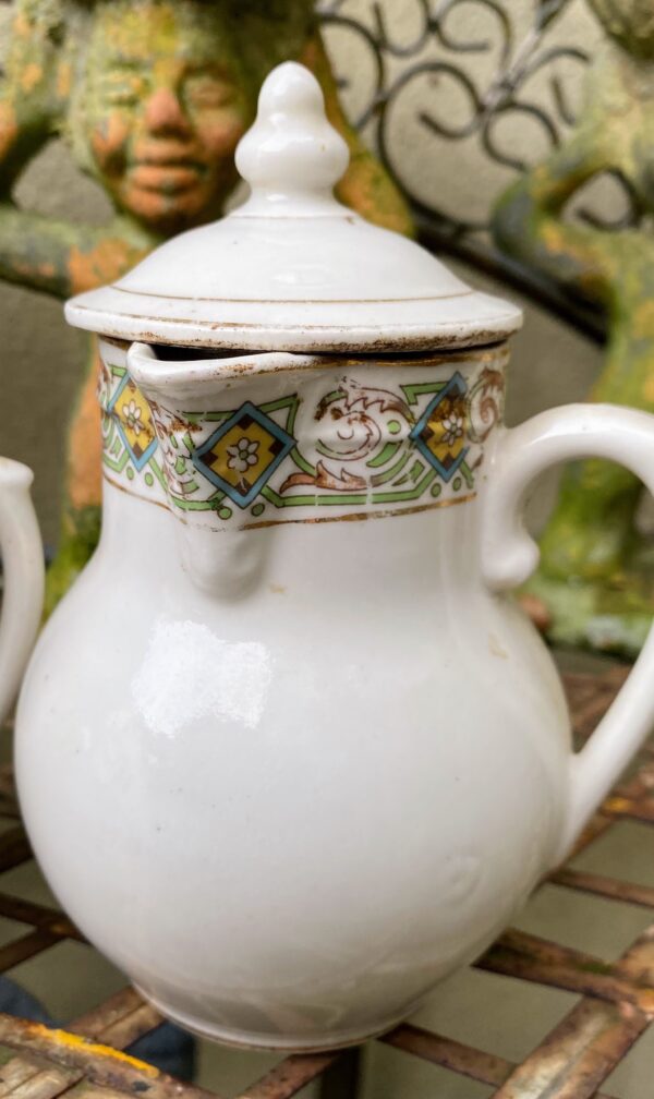 Frans melkkannetjesduo ca. 1920 – Steengoed met gouden accenten en bloemenband | French stoneware milk jug duo c.1920 – Gold accents & floral band