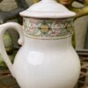 Frans melkkannetjesduo ca. 1920 – Steengoed met gouden accenten en bloemenband | French stoneware milk jug duo c.1920 – Gold accents & floral band