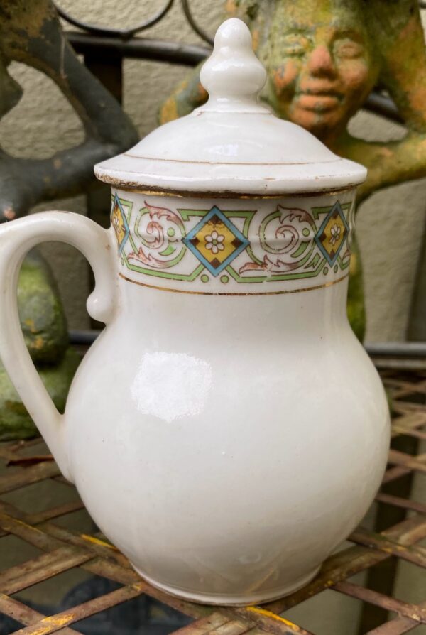 Frans melkkannetjesduo ca. 1920 – Steengoed met gouden accenten en bloemenband | French stoneware milk jug duo c.1920 – Gold accents & floral band