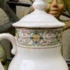 Frans melkkannetjesduo ca. 1920 – Steengoed met gouden accenten en bloemenband | French stoneware milk jug duo c.1920 – Gold accents & floral band