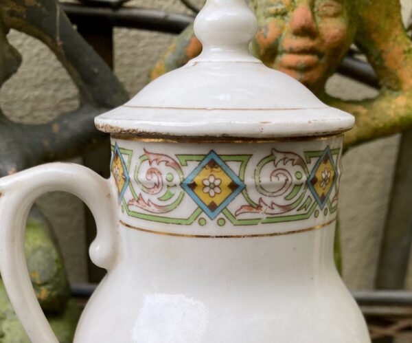Frans melkkannetjesduo ca. 1920 – Steengoed met gouden accenten en bloemenband | French stoneware milk jug duo c.1920 – Gold accents & floral band