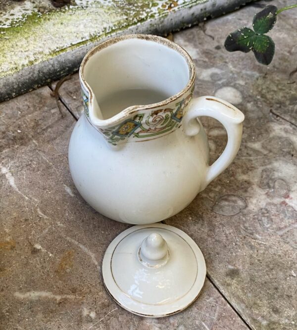 Frans melkkannetjesduo ca. 1920 – Steengoed met gouden accenten en bloemenband | French stoneware milk jug duo c.1920 – Gold accents & floral band