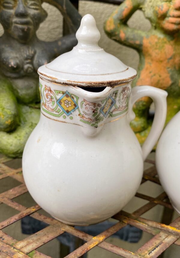 Frans melkkannetjesduo ca. 1920 – Steengoed met gouden accenten en bloemenband | French stoneware milk jug duo c.1920 – Gold accents & floral band