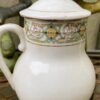Frans melkkannetjesduo ca. 1920 – Steengoed met gouden accenten en bloemenband | French stoneware milk jug duo c.1920 – Gold accents & floral band