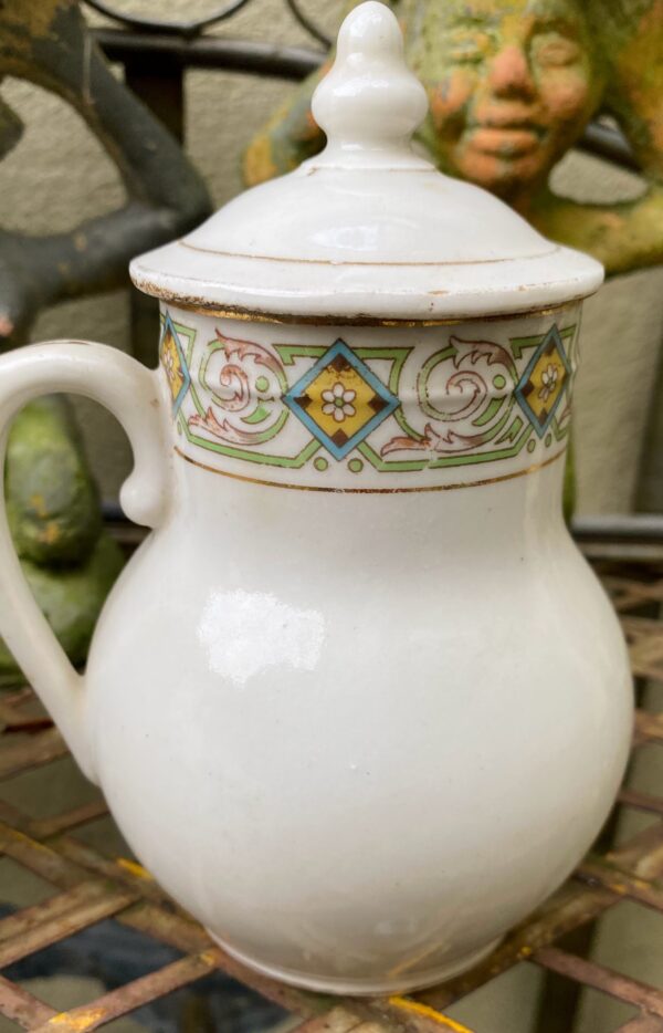 Frans melkkannetjesduo ca. 1920 – Steengoed met gouden accenten en bloemenband | French stoneware milk jug duo c.1920 – Gold accents & floral band