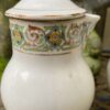 Frans melkkannetjesduo ca. 1920 – Steengoed met gouden accenten en bloemenband | French stoneware milk jug duo c.1920 – Gold accents & floral band