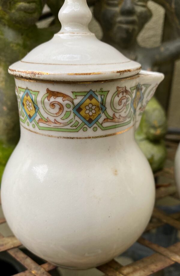 Frans melkkannetjesduo ca. 1920 – Steengoed met gouden accenten en bloemenband | French stoneware milk jug duo c.1920 – Gold accents & floral band