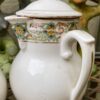 Frans melkkannetjesduo ca. 1920 – Steengoed met gouden accenten en bloemenband | French stoneware milk jug duo c.1920 – Gold accents & floral band