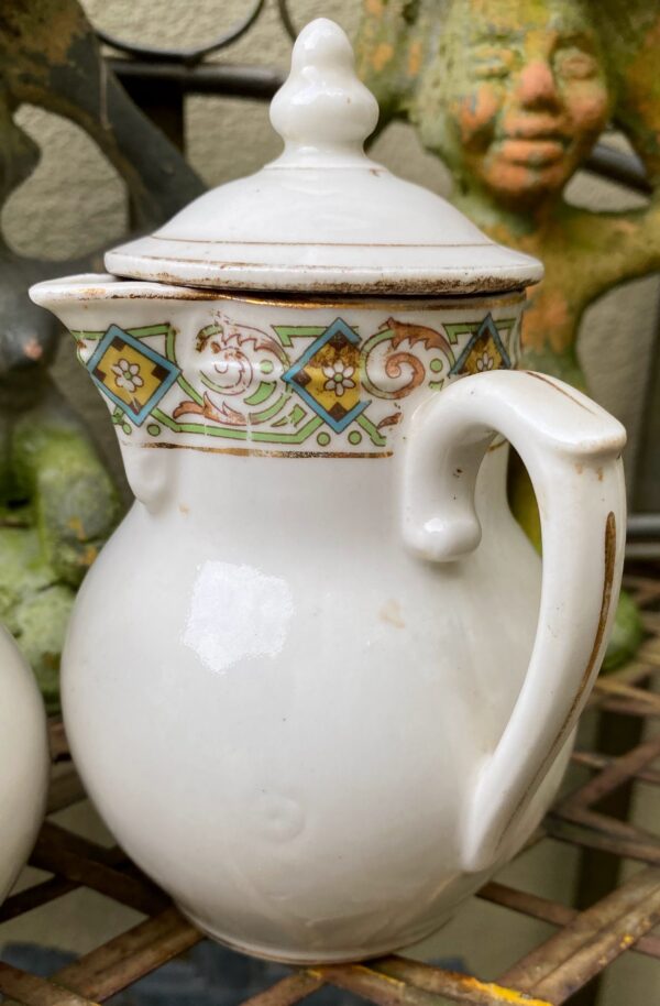 Frans melkkannetjesduo ca. 1920 – Steengoed met gouden accenten en bloemenband | French stoneware milk jug duo c.1920 – Gold accents & floral band