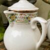 Frans melkkannetjesduo ca. 1920 – Steengoed met gouden accenten en bloemenband | French stoneware milk jug duo c.1920 – Gold accents & floral band