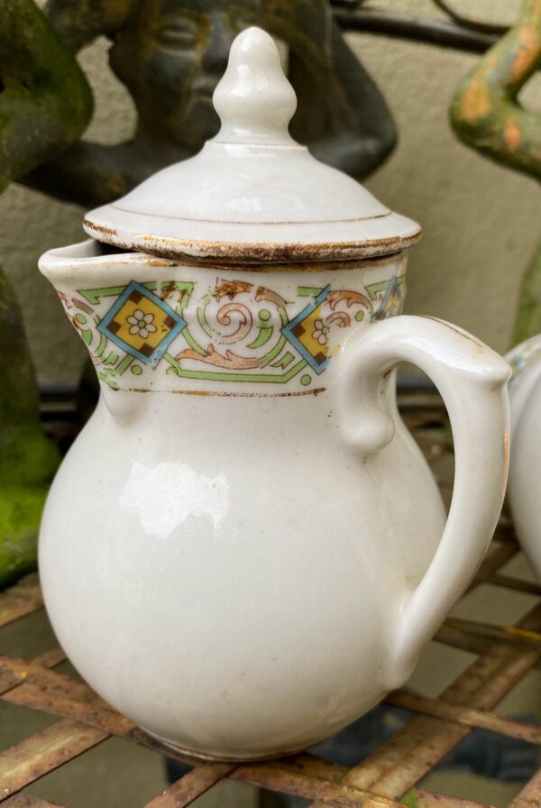 Frans melkkannetjesduo ca. 1920 – Steengoed met gouden accenten en bloemenband | French stoneware milk jug duo c.1920 – Gold accents & floral band