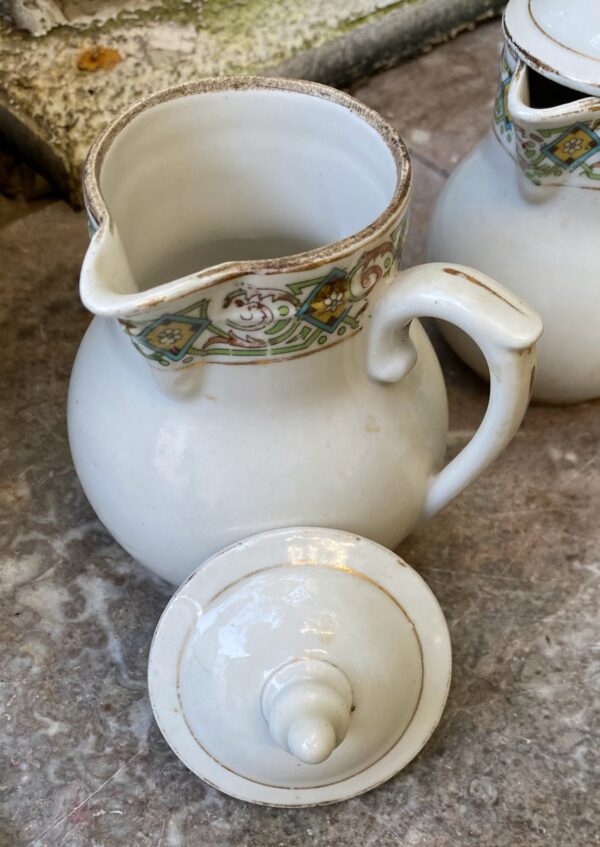 Frans melkkannetjesduo ca. 1920 – Steengoed met gouden accenten en bloemenband | French stoneware milk jug duo c.1920 – Gold accents & floral band