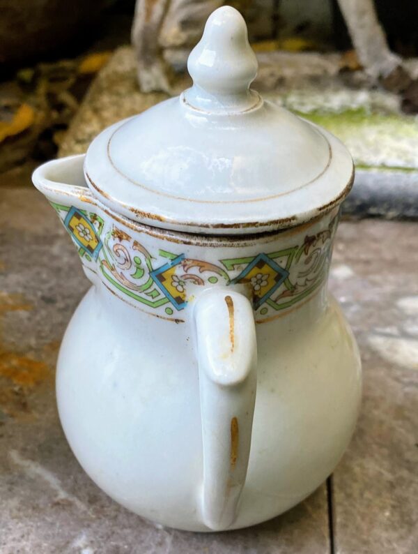 Frans melkkannetjesduo ca. 1920 – Steengoed met gouden accenten en bloemenband | French stoneware milk jug duo c.1920 – Gold accents & floral band