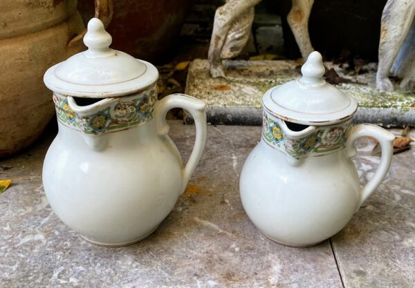 Frans melkkannetjesduo ca. 1920 – Steengoed met gouden accenten en bloemenband | French stoneware milk jug duo c.1920 – Gold accents & floral band