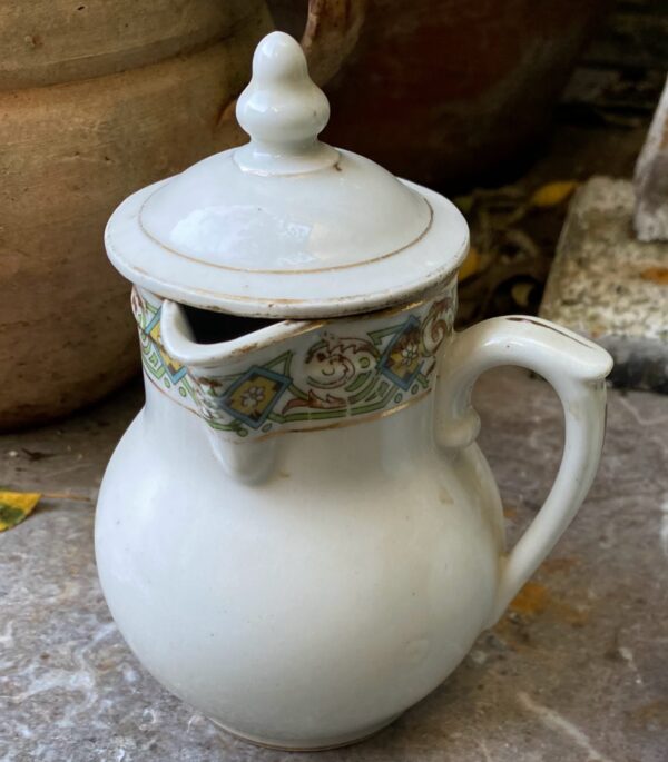 Frans melkkannetjesduo ca. 1920 – Steengoed met gouden accenten en bloemenband | French stoneware milk jug duo c.1920 – Gold accents & floral band
