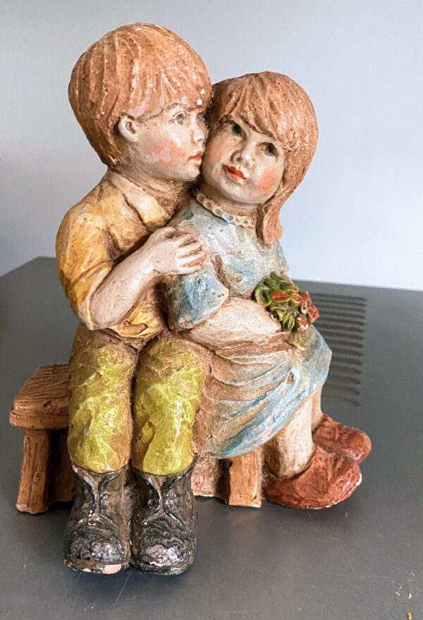 Geert Kunen – Polychrome ceramic sculpture of hugging children (c.1990) (10)_resultaat Prachtige polychrome Geert Kunen sculptuur van knuffelend kinderpaar – Exquisite polychrome Geert Kunen sculpture of embracing children – ca. 1990