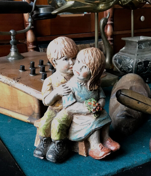 Geert Kunen – Polychrome ceramic sculpture of hugging children (c.1990) (11)_resultaat Prachtige polychrome Geert Kunen sculptuur van knuffelend kinderpaar – Exquisite polychrome Geert Kunen sculpture of embracing children – ca. 1990