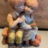 Geert Kunen – Polychrome ceramic sculpture of hugging children (c.1990) (1)_resultaat Prachtige polychrome Geert Kunen sculptuur van knuffelend kinderpaar – Exquisite polychrome Geert Kunen sculpture of embracing children – ca. 1990