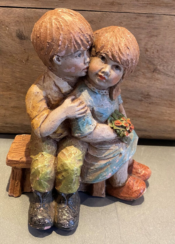 Geert Kunen – Polychrome ceramic sculpture of hugging children (c.1990) (1)_resultaat Prachtige polychrome Geert Kunen sculptuur van knuffelend kinderpaar – Exquisite polychrome Geert Kunen sculpture of embracing children – ca. 1990