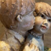 Geert Kunen – Polychrome ceramic sculpture of hugging children (c.1990) (2)_resultaat Prachtige polychrome Geert Kunen sculptuur van knuffelend kinderpaar – Exquisite polychrome Geert Kunen sculpture of embracing children – ca. 1990
