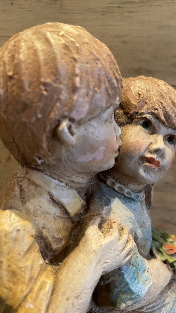 Geert Kunen – Polychrome ceramic sculpture of hugging children (c.1990) (2)_resultaat Prachtige polychrome Geert Kunen sculptuur van knuffelend kinderpaar – Exquisite polychrome Geert Kunen sculpture of embracing children – ca. 1990