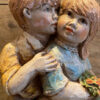 Geert Kunen – Polychrome ceramic sculpture of hugging children (c.1990) (3)_resultaat Prachtige polychrome Geert Kunen sculptuur van knuffelend kinderpaar – Exquisite polychrome Geert Kunen sculpture of embracing children – ca. 1990
