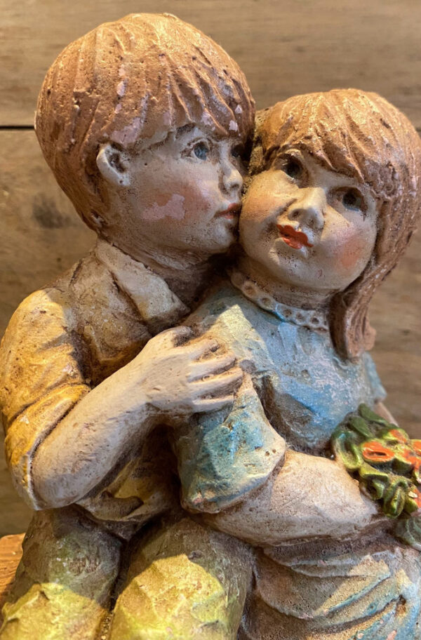 Geert Kunen – Polychrome ceramic sculpture of hugging children (c.1990) (3)_resultaat Prachtige polychrome Geert Kunen sculptuur van knuffelend kinderpaar – Exquisite polychrome Geert Kunen sculpture of embracing children – ca. 1990