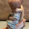 Geert Kunen – Polychrome ceramic sculpture of hugging children (c.1990) (4)_resultaat Prachtige polychrome Geert Kunen sculptuur van knuffelend kinderpaar – Exquisite polychrome Geert Kunen sculpture of embracing children – ca. 1990